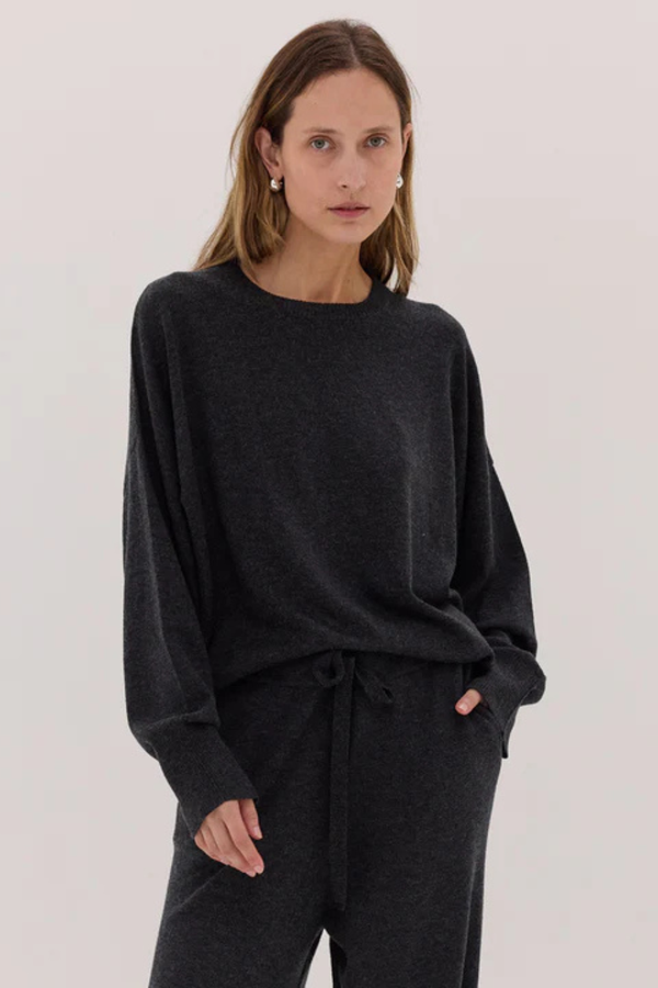The Travel Crew Sweater Charcoal