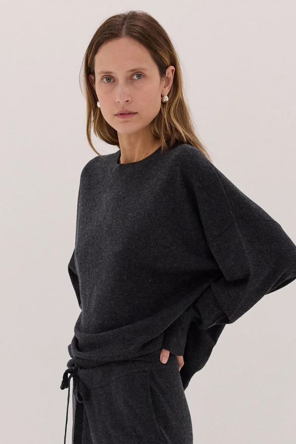 The Travel Crew Sweater Charcoal