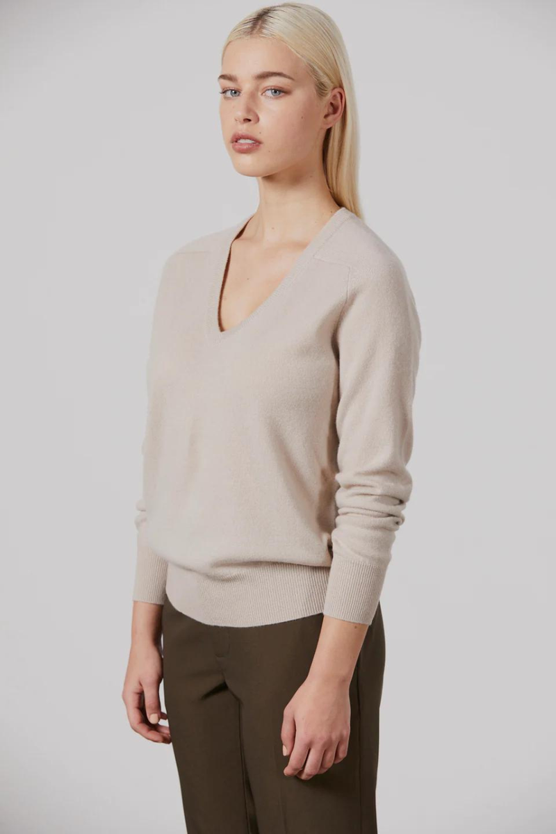 Amy Cashmere V-Neck Almond