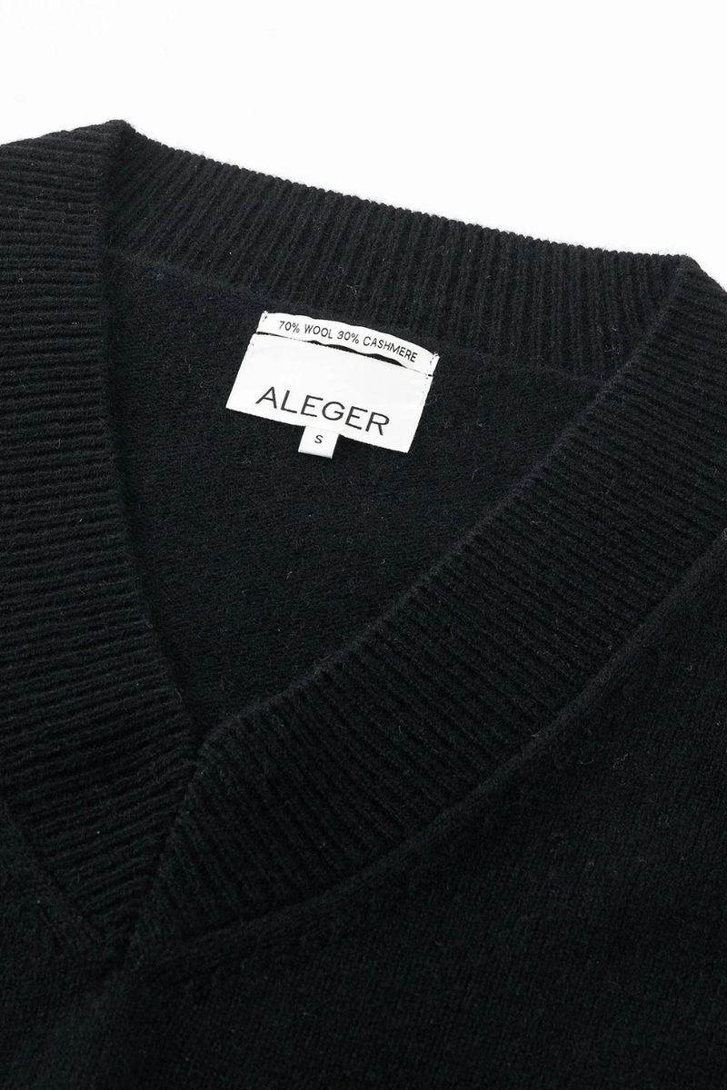 N.84 Cashmere Blend Oversized V Neck - Black